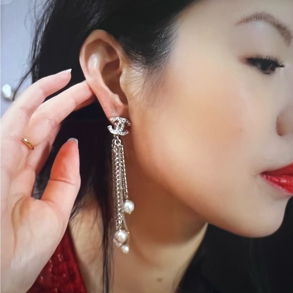 CHANEL CC Pearl Drop Earrings - Picture 2 of 5